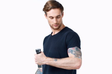 Beyaz arka plan görünümlü siyah tişörtlü bir sporcu.