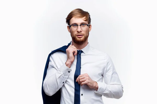 Roztomilý obchodník v brýlích s bundou na rameni a kravatu model — Stock fotografie