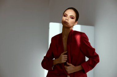 Çıplak vücut ve karanlık oda kostüm tarzında ceketli seksi bir kadın.