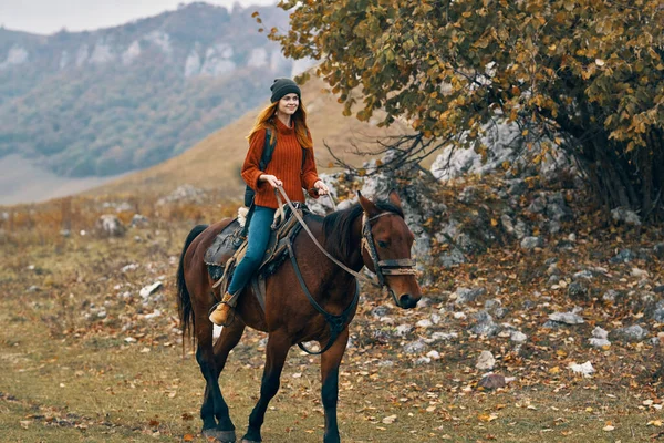 女徒步旅行者骑马山地风景探险 — 图库照片