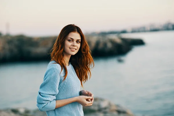 Sonriente mujer al aire libre viaje recortado vista libertad — Foto de Stock