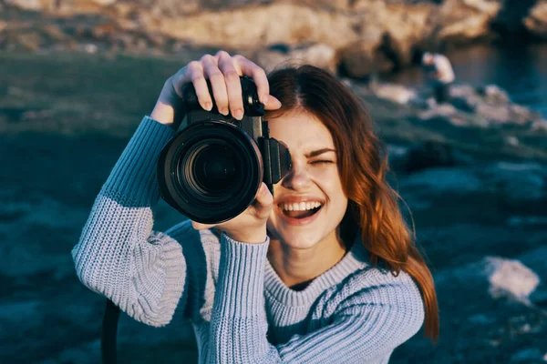 Fröhliche Fotografin im Freien felsige Berge professioneller Arbeitstourismus — Stockfoto