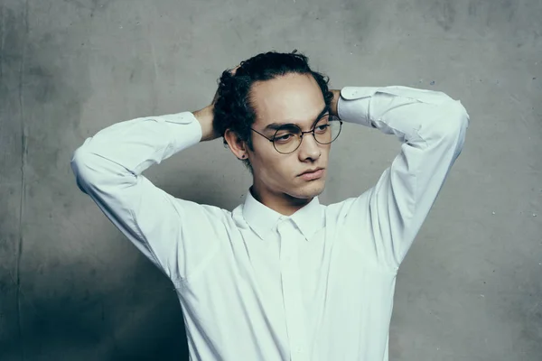 Ελκυστικός νεαρός άνδρας φορώντας γυαλιά λευκό πουκάμισο ισιώνει τα μαλλιά στο πορτρέτο του κεφαλιού — Φωτογραφία Αρχείου
