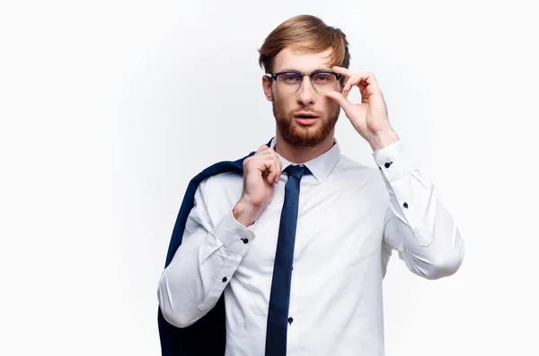 Hombre de negocios con una chaqueta sobre sus hombros con gafas de confianza oficial — Foto de Stock