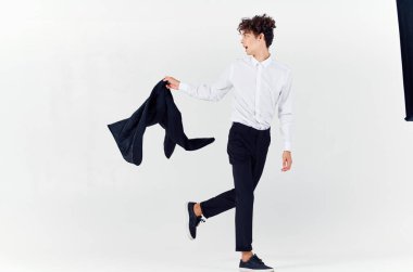 Takım elbiseli tuhaf adam moda özgüvenini gösteriyor.