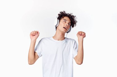 Kulaklıklı neşeli adam müzik dinler. Duygular, neşe ve neşe saçar.