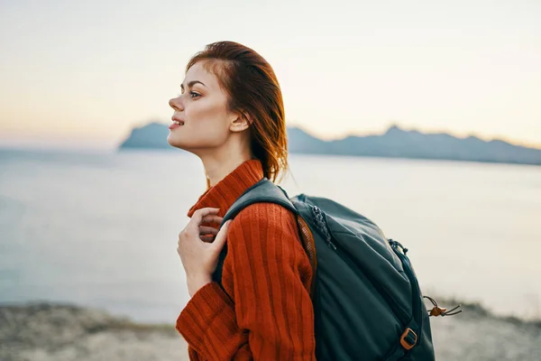 Felice donna viaggi turismo zaino oceano montagne mare — Foto Stock