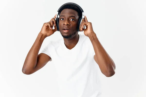 Hombre de apariencia africana en auriculares escuchando música — Foto de Stock