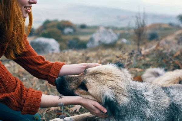 Жінка з рюкзаком в природі грається з пейзажем подорожей собаки — стокове фото