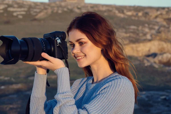 Femme avec une caméra dans ses mains à l'extérieur montagnes rocheuses passe-temps Voyage — Photo