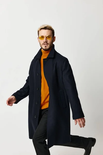 Hombre guapo gafas amarillas abrigo estilo moderno moda — Foto de Stock