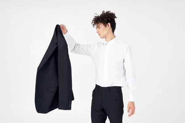 Επιχειρηματίας με κοστούμι σγουρά μαλλιά σακάκι στούντιο μόδας — Φωτογραφία Αρχείου