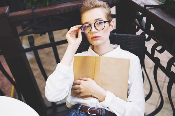 Mujer en mesa café diseño calle libro mujer estudiante usando gafas educación —  Fotos de Stock