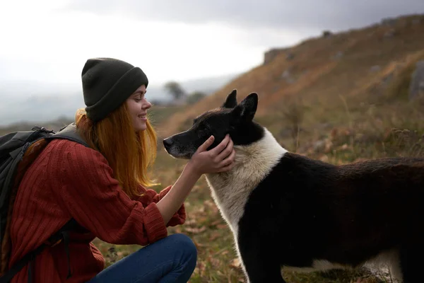 Femme gaie touriste à côté de chien nature amitié paysage Voyage — Photo