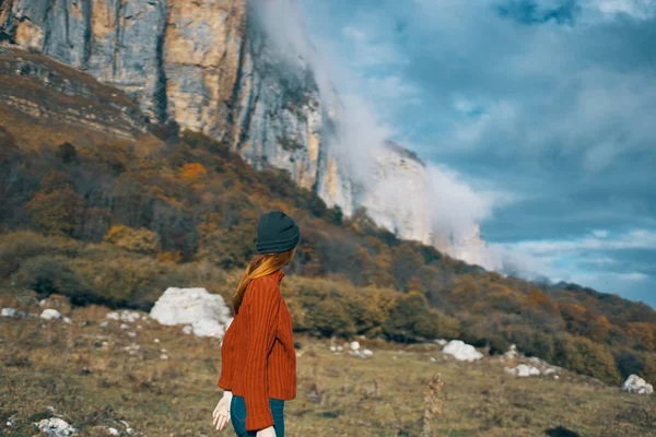 Paisaje mujer de la naturaleza viaja en una chaqueta de suéter y sombrero en la montaña modelo de turismo — Foto de Stock