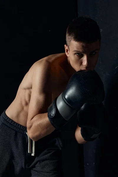 Boxers dvě černé rukavice ohnuté dolů sportovní kulturista čerpané trup — Stock fotografie