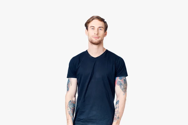 Ritratto di un bell'uomo in una t-shirt blu modello close-up tatuaggio — Foto Stock