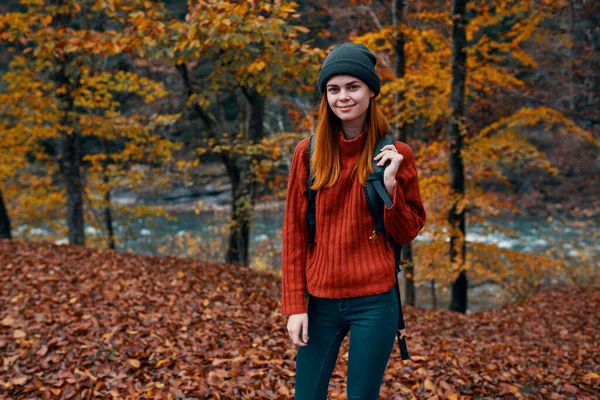 가을이 되면 높은 나무들 이 뒤에 남게 되고 여성은 관광 여행을 떠나게 된다 — 스톡 사진