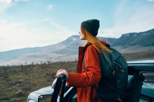 Woman hiker travel backpack car mountains landscape — Stock Photo, Image