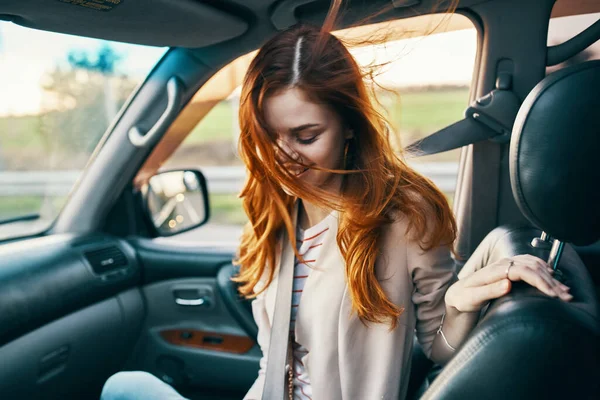 Kobieta na przednim siedzeniu samochodu zawrócił i salon projektowania okien podróży towarzysz turystyki — Zdjęcie stockowe