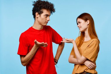 Neşeli genç çift çok renkli tişörtler modern moda mavi arka plan