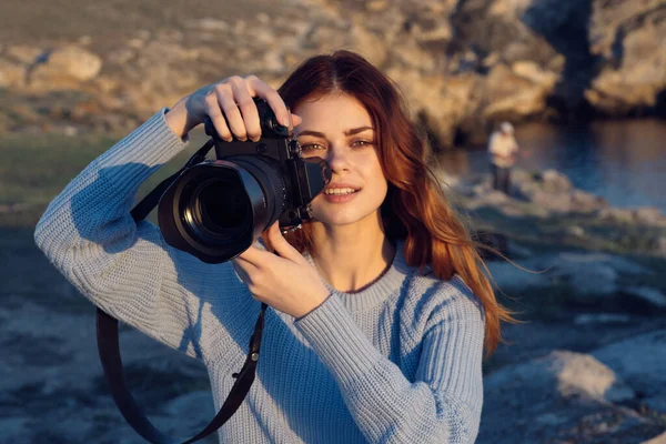 Mujer alegre fotógrafo naturaleza rocosas montañas hobby profesional — Foto de Stock