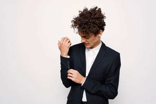 Stilig man i kostym lockigt hår mode modern stil — Stockfoto