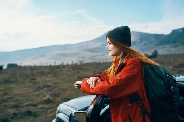 Mujer excursionista viaje mochila coche montañas paisaje — Foto de Stock