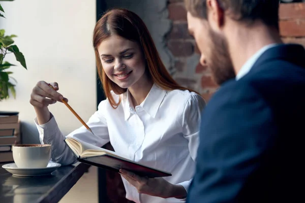 Trabajo colegas sentado a la mesa comunicación finanzas estilo de vida desayuno — Foto de Stock