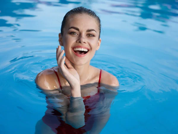 Веселая женщина Плавание в бассейне эмоции радость природы отдыха — стоковое фото