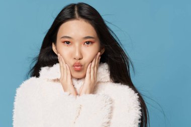 Süveter ve makyaj dudaklı güzel bir Asyalı kadının portresi.