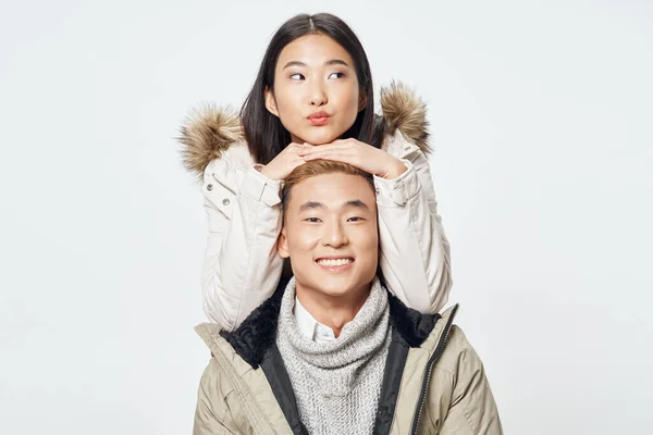 Uomo e donna dall'alto su uno sfondo leggero amici divertimento emozioni asiatico aspetto — Foto Stock
