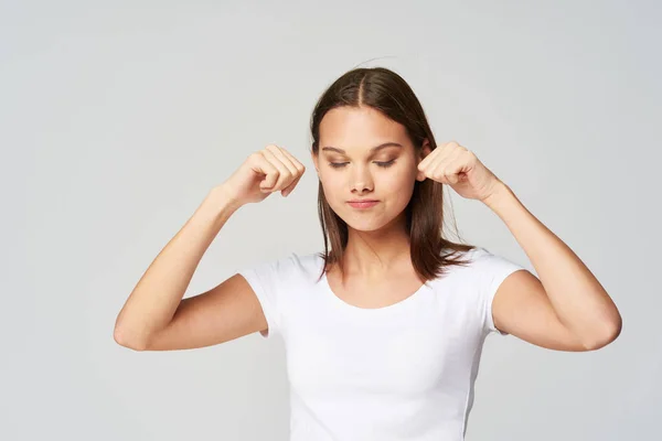 Donna bianco t-shirt tiene le mani sopra la testa emozioni isolato sfondo — Foto Stock