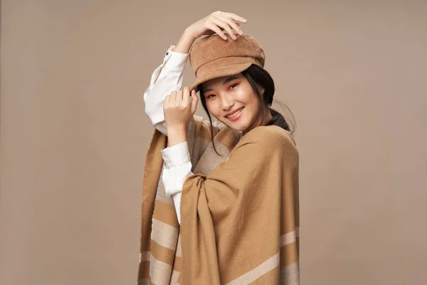 Fröhlich asiatische Frau modische Kleidung Lifestyle beige Hintergrund — Stockfoto
