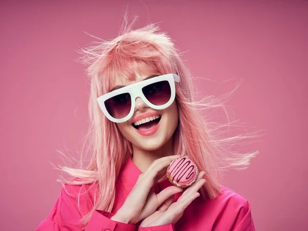 Vidám nő glamor divat szemüveg rózsaszín háttér édességek — Stock Fotó