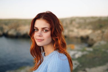 Çekici kızıl saçlı kadın açık havada taze hava kayalık dağlar seyahat eder.