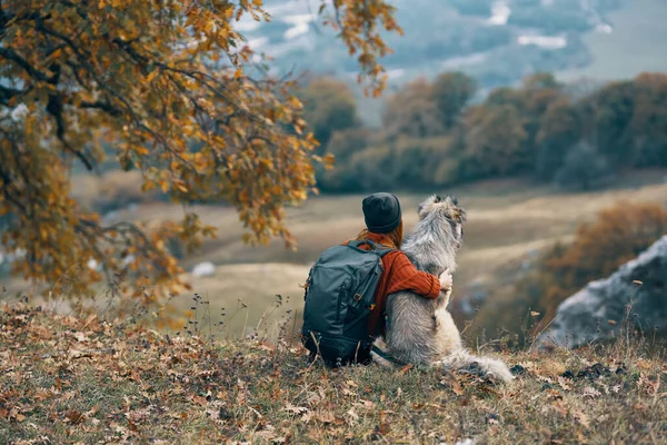 Mujer excursionista abrazo con perro en la naturaleza en las montañas viaje amistad —  Fotos de Stock