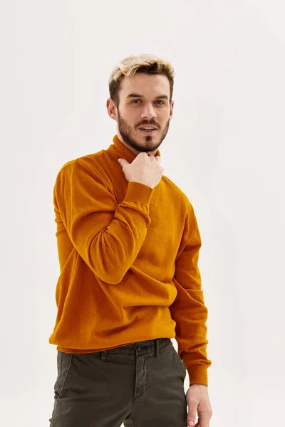 Atractivo hombre celebración cuello otoño estilo moda luz fondo —  Fotos de Stock