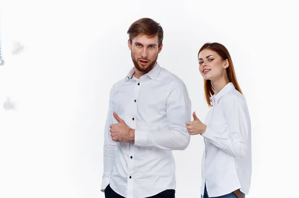 Empleados de finanzas de negocios en el trabajo hombre y mujer en camisas idénticas — Foto de Stock