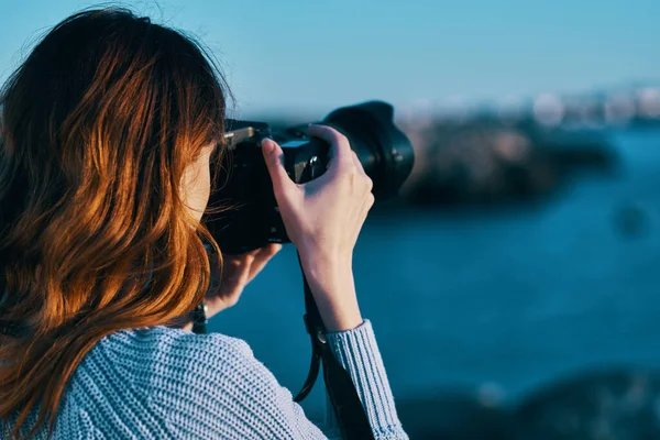 Mulher com câmera na natureza paisagem do mar — Fotografia de Stock