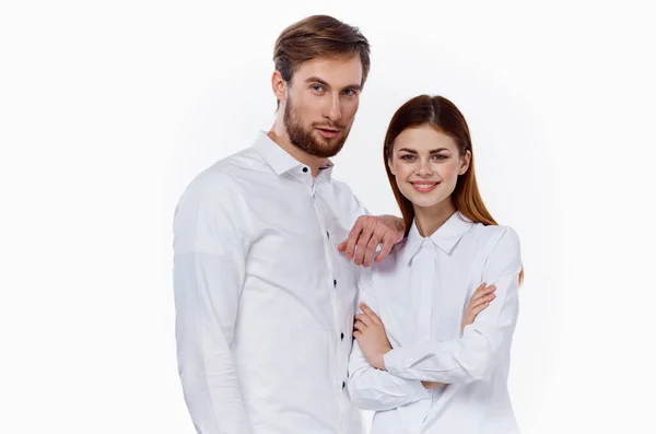 Fashionabla män och kvinnor i samma skjortor på en ljus bakgrund kommunikation vänner — Stockfoto