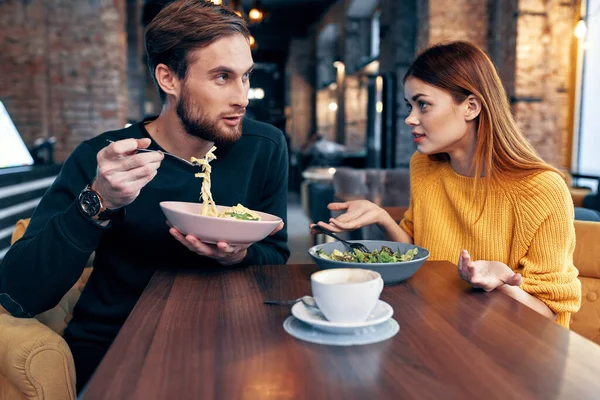 건강 한 생활 방식의 의사소통을 하면서 식탁에 앉아 있는 젊은 부부 — 스톡 사진