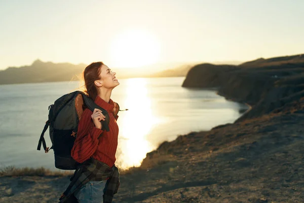 Donna con zaino viaggio natura montagne rocciose paesaggio tramonto — Foto Stock