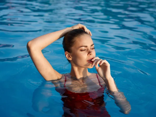 身着泳衣的女人在游泳池里闭着眼睛闭着休闲活动的自然魅力特写 — 图库照片