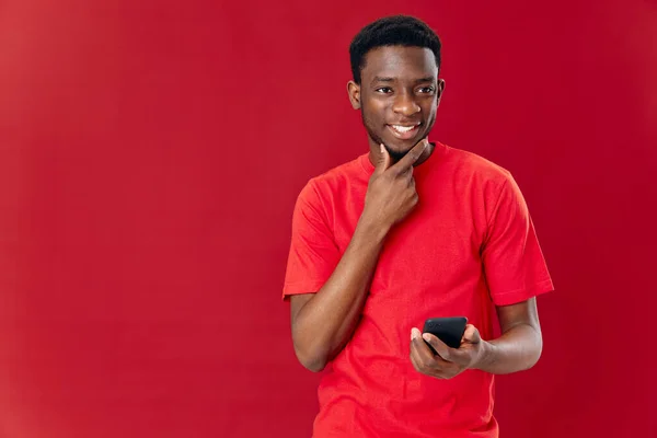 Homem africano aparência telefone em mãos tecnologia isolado fundo — Fotografia de Stock
