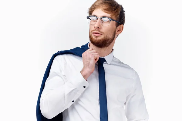 Man in een shirt en stropdas houdt een jas op zijn schouder achtergrond — Stockfoto