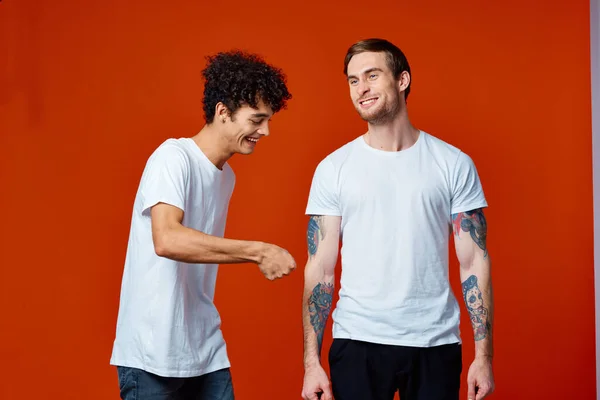 흰색 티셔츠를 입은 두 친구가 외진 배경을 나란히 서 있습니다 — 스톡 사진