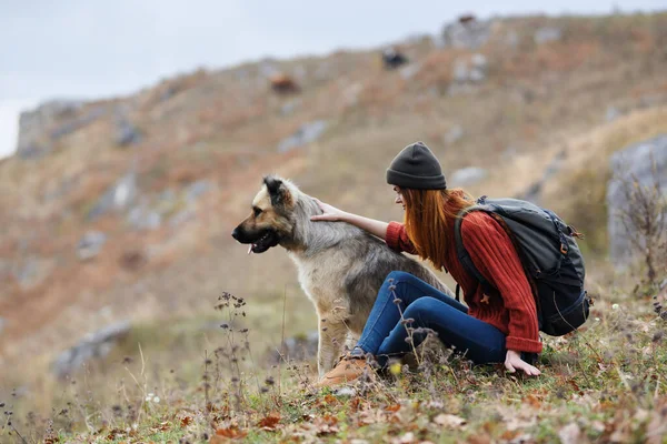 Frau in den Bergen im Freien mit Hund Freundschaft Reiselandschaft — Stockfoto