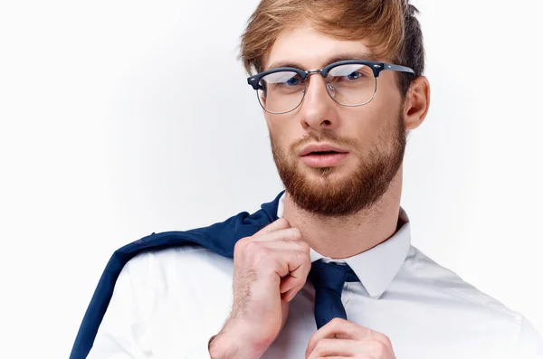 Szőke férfi szemüvegben egy kabát a vállán és a nyakkendő ing fény háttér — Stock Fotó