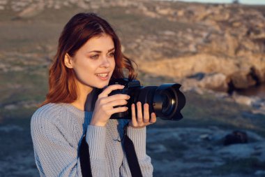 Kadın turist teçhizatı doğa tatili taze hava seyahati